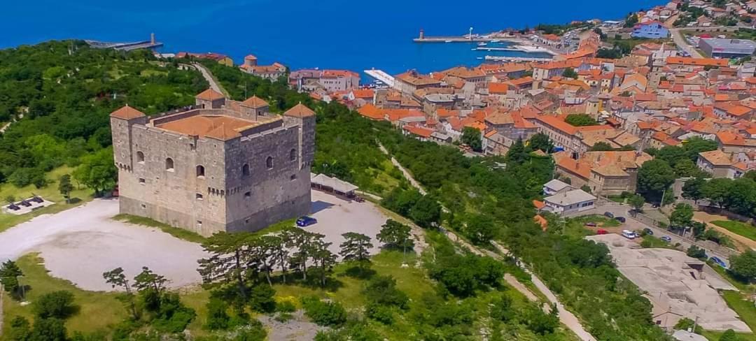 Apartman Pod Nehajem Appartement Senj  Buitenkant foto