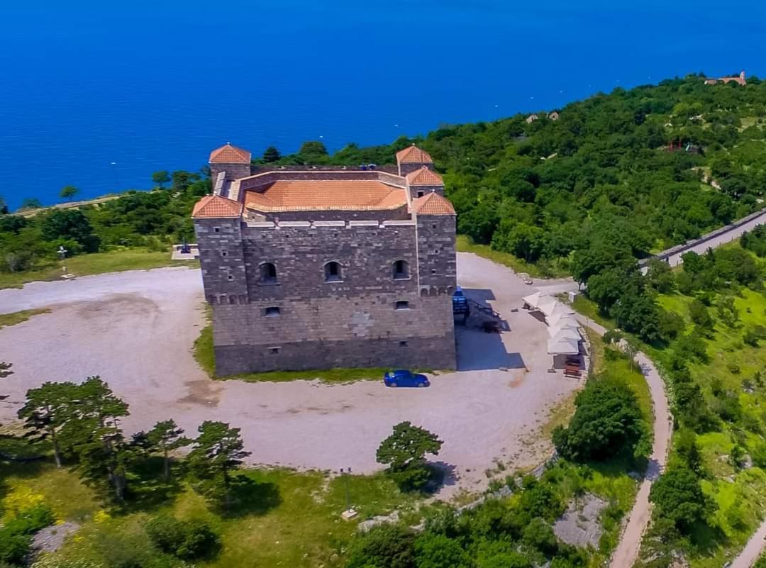 Apartman Pod Nehajem Appartement Senj  Buitenkant foto